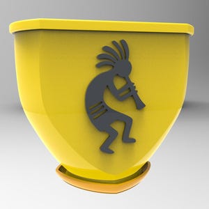 Puede incluir: Un recipiente decorativo amarillo con una figura Kokopelli gris oscuro tocando una flauta. El recipiente tiene una base redondeada y una parte superior rectangular con un fino borde naranja-marr&oacute;n.