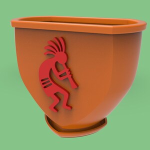 Puede incluir: Una maceta de color naranja con un dise&ntilde;o de Kokopelli rojo. La maceta tiene una forma redondeada con una base plana y una parte superior rectangular. La figura de Kokopelli toca una flauta. El fondo es de color verde liso.