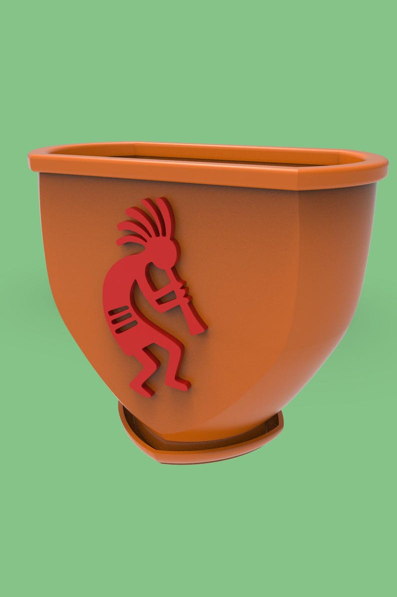 Puede incluir: Una maceta de color naranja con un dise&ntilde;o de Kokopelli rojo. La maceta tiene una forma redondeada con una base plana y una parte superior rectangular. La figura de Kokopelli toca una flauta. El fondo es de color verde liso.