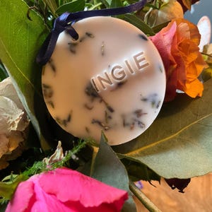 Recuerdo de boda de cera de soja natural / Tarjeta para el nombre del comensal / Relleno para calcetines navideños / Ambientador de cajón. Personalizable. Envío solo al Reino Unido, gastos de envío incluidos.