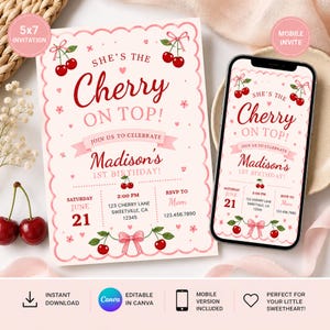 Op de afbeelding: Een 5x7 uitnodiging en een mobiele uitnodiging voor een 1e verjaardag. Het ontwerp heeft een lichtroze achtergrond met een geschulpte rand, rode kersen, roze strikken en de tekst: She's the Cherry on Top! Join us to celebrate Madison's 1st birthday.