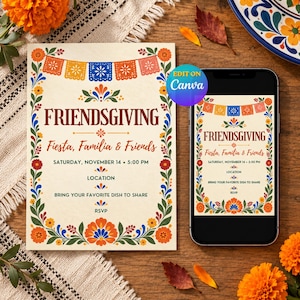 Op de afbeelding: Een Friendsgiving-uitnodigingskaart en een smartphone met hetzelfde ontwerp. De crèmekleurige kaart is voorzien van een kleurrijke papel picado-banner, bloemrijke randen en de tekst Friendsgiving, Fiesta, Familia & Friends.