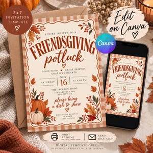 Może przedstawiać: Szablon zaproszenia na wspólny posiłek Friendsgiving o wymiarach 12,7 x 17,8 cm z kremowym tłem, brązową obwódką w kratkę oraz motywami jesiennych liści i dyń. Tekst zawiera szczegóły wydarzenia, datę, godzinę i miejsce spotkania.
