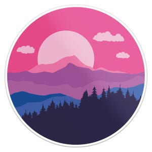 Puede incluir: Adhesivo redondo con un paisaje montañoso al atardecer. El diseño incluye un gran sol, nubes y una silueta de bosque en tonos rosa, morado y azul.