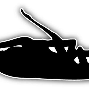 Könnte beinhalten: Eine schwarze Silhouette einer Person in einer anmutigen, gewölbten Pose, möglicherweise beim Schwimmen oder Tauchen. Die Figur ist vor einem weißen Hintergrund mit einem dezenten Schatten platziert, wodurch ein stickerähnlicher Effekt entsteht. Die Pose deutet auf Bewegung und Athletik hin.