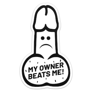 以下が含まれることがあります： 悲しい顔をしたペニスの形をした白黒ステッカー。「MY OWNER BEATS ME！」というテキストが黒色で睾丸の中に印刷されています。