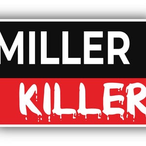Könnte beinhalten: Grafikdesign mit den Wörtern "MILLER" und "KILLER". "MILLER" ist in Weiß auf einem schwarzen Rechteck, und "KILLER" ist in Weiß mit einem Tropfeffekt auf einem roten Rechteck. Das Design hat einen weißen Rand.