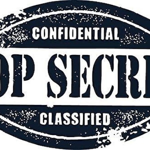 Op de afbeelding: Een marineblauwe en witte afbeelding met de woorden "CONFIDENTIAL", "TOP SECRET" en "CLASSIFIED". De tekst is vetgedrukt, zonder schreef, met een verweerd effect. Het ontwerp is geplaatst in een gestileerde ovale vorm.