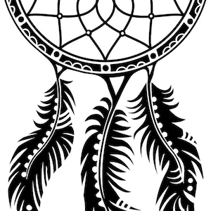 Puede incluir: Ilustración en blanco y negro de un atrapasueños. El marco circular presenta un diseño de telaraña con un motivo floral central. Tres plumas estilizadas cuelgan debajo, creando un diseño simétrico y decorativo.