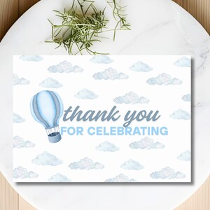 Balão de ar quente selvagem e divertido, cartão de agradecimento, primeiro aniversário, menino, azul, modelo para área externa, Canva, download digital de um ano, Riley