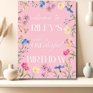 Manifesto per una festa floreale rosa selvaggia e unica, modello Canva per il primo compleanno di una bambina, invito digitale per una festa in giardino con fiori, Riley, un anno