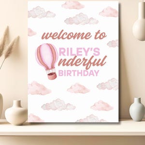 Manifesto per la festa con nuvole e mongolfiere selvagge e meravigliose, modello per il primo compleanno di una bambina rosa, modello per esterni su Canva, download digitale per bambini di un anno, Riley