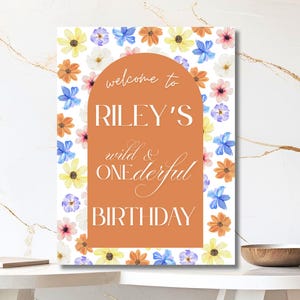 Manifesto per una festa floreale arancione selvaggia e affascinante, modello Canva per il primo compleanno di una bambina, invito digitale per una festa in giardino con fiori, Riley, un anno