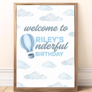 Manifesto per la festa con nuvole e mongolfiere selvagge e meravigliose, modello per il primo compleanno di un bambino, modello per esterni blu, modello per bambini di un anno, download digitale, Riley