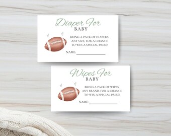 Op de afbeelding: Twee witte kaarten met tekst en American football-illustraties. De bovenste kaart leest "Diaper For BABY" en de onderste kaart leest "Wipes For BABY". Beide kaarten hebben een bruine American football-afbeelding en vragen gasten luiers of doekjes mee te nemen.