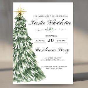 Peut inclure: Une invitation blanche avec un motif d'arbre de Noël à l'aquarelle. Le texte indique "Fiesta Navideña" et comprend les détails de la date, de l'heure et du lieu. Une étoile dorée orne l'arbre.