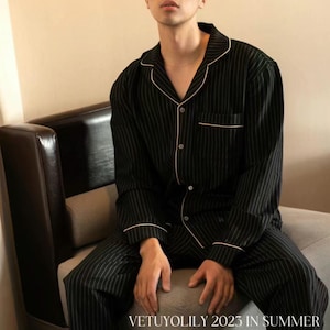 Peut inclure: Ensemble de pyjama à rayures noires et blanches avec passepoil blanc. Le vêtement de nuit deux pièces comprend une chemise boutonnée et un pantalon assorti. Le texte "VETUYOLILY 2023 IN SUMMER" est visible en bas de l'image.