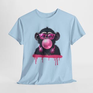 動物好きのための、バブルガムのヘッドフォンをしたクールなサルの面白いグラフィックTシャツ