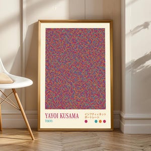 Könnte beinhalten: Gerahmter Kunstdruck mit einem bunten abstrakten Muster in Lila, Orange und Türkis. Der Druck enthält den Text "YAYOI KUSAMA TOKYO" und japanischen Text. Das Kunstwerk wird in einem goldenen Rahmen präsentiert.