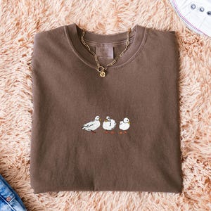 Camiseta feminina bordada com pato e arte de animais fofos, presente para amantes da natureza e amantes de pássaros, camiseta peculiar