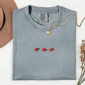 Embroidered Ladybug T-shirt Women&#39;s Cute Bug Tee Cozy Rustic Embroidery Shirt for Nature Lover Summer Graphic Top
