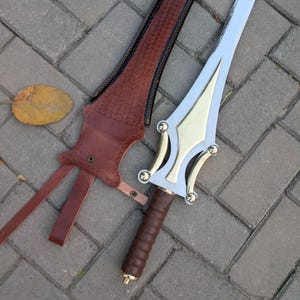 Spada replica di He-Man, Master of the Universe, realizzata a mano con fodero in pelle, oggetto da collezione fantasy per cosplay.