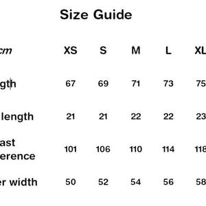 Pu&ograve; includere: Tabella delle taglie con misure in centimetri (cm). Taglie da XS a 2XL. Misure: lunghezza (67-77 cm), lunghezza manica (21-23 cm), circonferenza torace (101-122 cm) e larghezza spalle (50-60 cm).