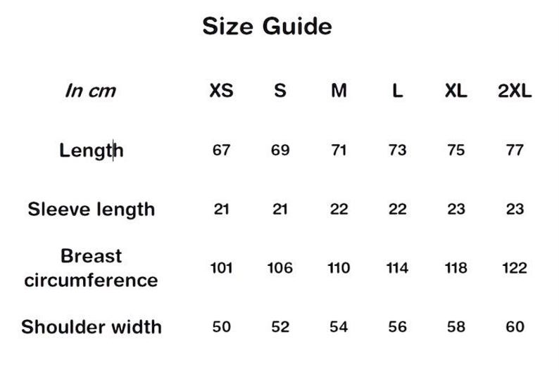 Pu&ograve; includere: Tabella delle taglie con misure in centimetri (cm). Taglie da XS a 2XL. Misure: lunghezza (67-77 cm), lunghezza manica (21-23 cm), circonferenza torace (101-122 cm) e larghezza spalle (50-60 cm).