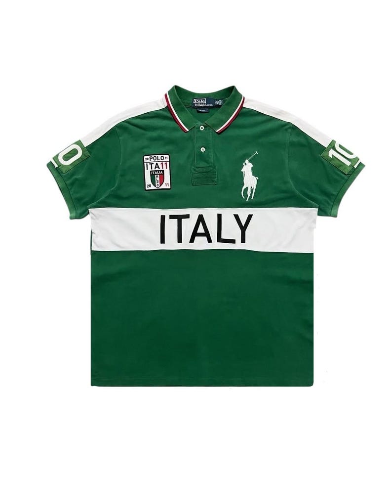 Pu&ograve; includere: Polo verde con dettagli bianchi e la scritta "ITALY" sul petto. Presenta un logo di giocatore di polo bianco e il numero "10" sulla manica. Il colletto ha finiture rosse e bianche.