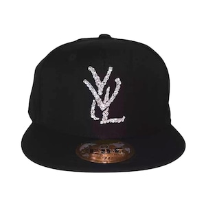 Gorra de béisbol ajustada Playboi Carti YVL de ala plana negra
