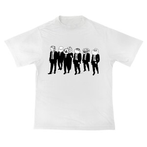 Puede incluir: Camiseta blanca con un gráfico en blanco y negro de siete figuras con trajes, cada una con una cara de meme diferente. Las figuras están de pie juntas. La camiseta está hecha de un material suave, adecuado para uso casual.
