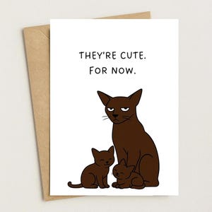 Nouveau bébé drôle | Chat sarcastique avec des chatons | « Ils sont mignons. Pour l'instant. | Carte humoristique de félicitations pour bébé | Oli + trèfle