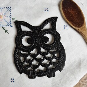 Vintage Cast Iron Owl Trivet | 1970s Retro Kitchen Decor | Cottagecore Farmhouse Kitchenware | Rustic Metal Hot Pad | Woodland Wall Art