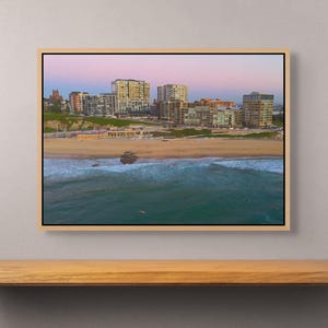 Stampa artistica da parete di Newcastle Beach – Foto aerea di uno stile di vita da surf / Arredamento moderno per la casa costiera / Fotografia del tramonto sull'oceano australiano