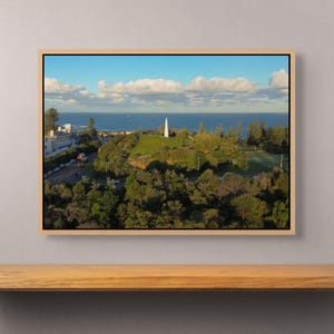Newcastle Obelisk Coastal Wall Art – Stampa aerea di un punto di riferimento australiano, fotografia di viste sull'oceano, paesaggio panoramico del NSW per l'arredamento della casa