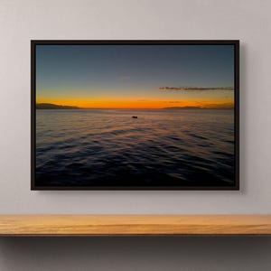 Stampa murale "Tramonto sull'oceano" - Stampa di una barca tranquilla in mare, fotografia costiera, decorazione naturale per la casa, regalo per gli amanti dell'oceano, poster
