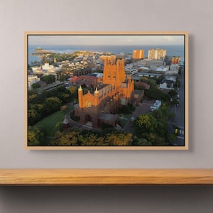 Arte murale della Cattedrale di Newcastle - Foto aerea del tramonto della Christ Church e della costa, stampa di architettura australiana, poster di paesaggio urbano costiero