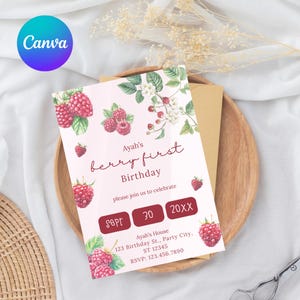 Puede incluir: Una invitación de cumpleaños rosa con ilustraciones de frambuesas y el texto "berry first Birthday". La invitación incluye la fecha, la hora y los detalles del lugar. El logotipo de Canva está en la esquina superior izquierda.