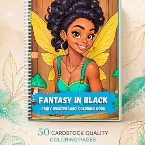 Może przedstawiać: Spiralnie oprawiona kolorowanka zatytułowana "Fantasy in Black" z uśmiechniętą wróżką na okładce. Książka ma żółte skrzydła, turkusową obwódkę i drewniane tło. Tekst zawiera "Fairy Wonderland Coloring Book" i "50 wysokiej jakości stron do kolorowania".