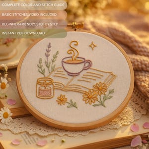 Op de afbeelding: Geborduurde borduurringkunst met een koffiekopje, een open boek, een kaars en bloemen. Het ontwerp is geborduurd met gele, paarse en groene draad op een crèmekleurige stof. Tekst op de afbeelding: COMPLETE COLOR AND STITCH GUIDE, BASIC STITCHES VIDEO INCLUDED, BEGINNER-FRIENDLY, STEP BY STEP, INSTANT PDF DOWNLOAD.
