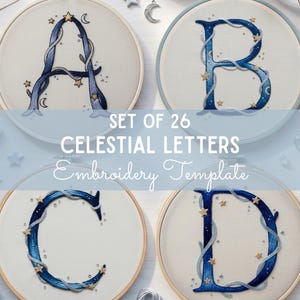 Puede incluir: Juego de 26 letras celestiales para bordar. Cada letra está bordada a mano con hilo azul, estrellas doradas y lunas crecientes. Las letras A, B, C y D se muestran en aros de bordado de madera.
