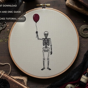 Puede incluir: Un bastidor de bordado con un esqueleto en blanco y negro sosteniendo un globo granate. El globo es rojo oscuro. El texto "PDF INSTANT DOWNLOAD", "FULL STITCH AND DMC GUIDE" y "BASIC STITCHES TUTORIAL VIDEO" están en la parte superior.