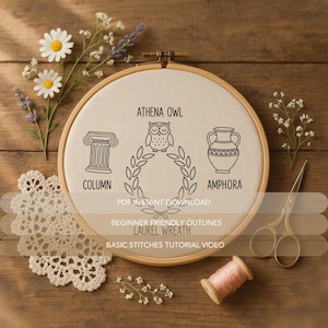 Könnte beinhalten: Ein hölzerner Stickrahmen mit cremefarbenem Stoff, der eine schwarze Strichzeichnung einer Eule, einer Säule und einer Amphore zeigt. Der Text enthält "Athena Owl", "Column" und "Amphora". Die Worte "Beginner Friendly Outlines" sind ebenfalls sichtbar.