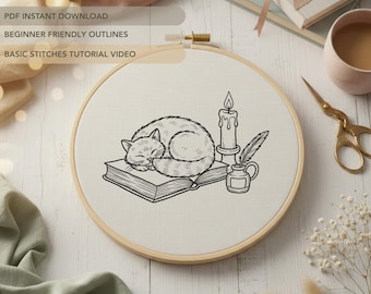 Motif de broderie chat endormi sur un livre | Motif de broderie main chaton