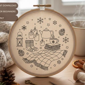 Patrón de bordado navideño de invierno acogedor: diseño de aro navideño con vela y tetera