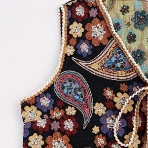 丁寧に手刺繍されたベスト