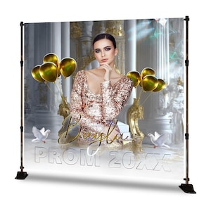 Peut inclure: Une toile de fond pour un événement de bal de promo avec une femme en robe à paillettes dorées, des ballons dorés et le texte "Prom 20XX". La toile de fond est soutenue par un cadre en métal noir.
