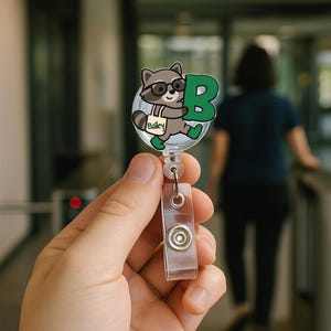 Badge personnalisé avec lettre en forme de raton laveur - Adorable porte-cartes d'identité personnalisé pour enseignants, infirmières, étudiants, amoureux des animaux et de l'alphabet, lettre personnalisée