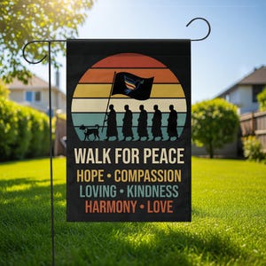 Puede incluir: Bandera de jardín negra con un diseño retro de puesta de sol y las palabras "WALK FOR PEACE". La bandera presenta siluetas de personas, un perro y una bandera con una paloma. Palabras adicionales: "HOPE, COMPASSION, LOVING, KINDNESS, HARMONY, LOVE."