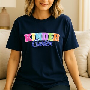 Camiseta personalizada y colorida para profesor/a: divertida camiseta de regreso a clases para educadores/as. Camiseta personalizada con letras de imprenta arcoíris para el primer día de clases.